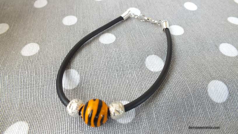 Bracelet fil souple noir perle orange tigrÃ©
